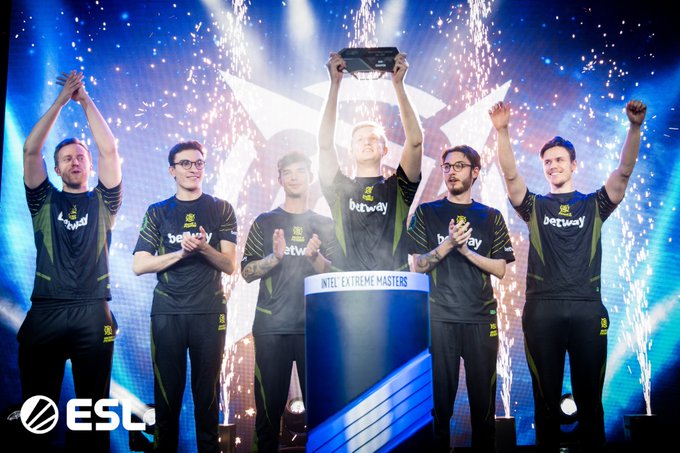 更加胶着 更加胶着